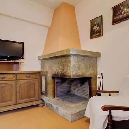 Lively Summer Apt In Polichrono, 40m From